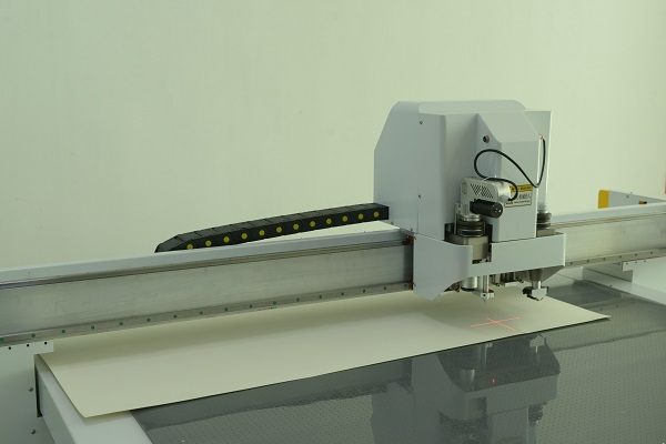 Máquina de corte con cuchilla oscilante digital TSD Tablero gris Corte en V