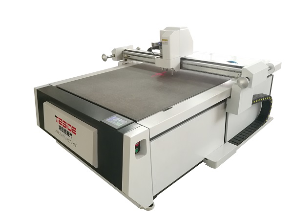 Máquina troqueladora de material impreso digital